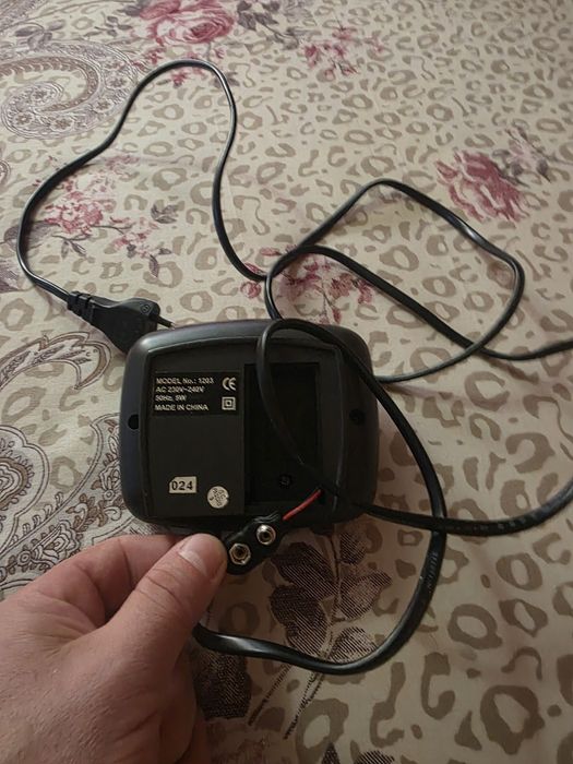 Ceas digital cu alarmă și  priză și baterie