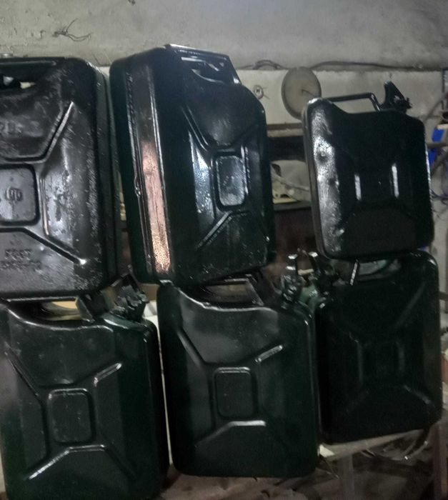 Продается канистры железные под бензин.