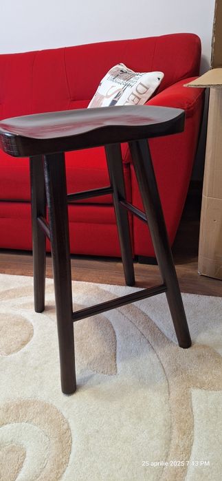 Vand 3 scaune inalte de bar,lemn masiv de pin