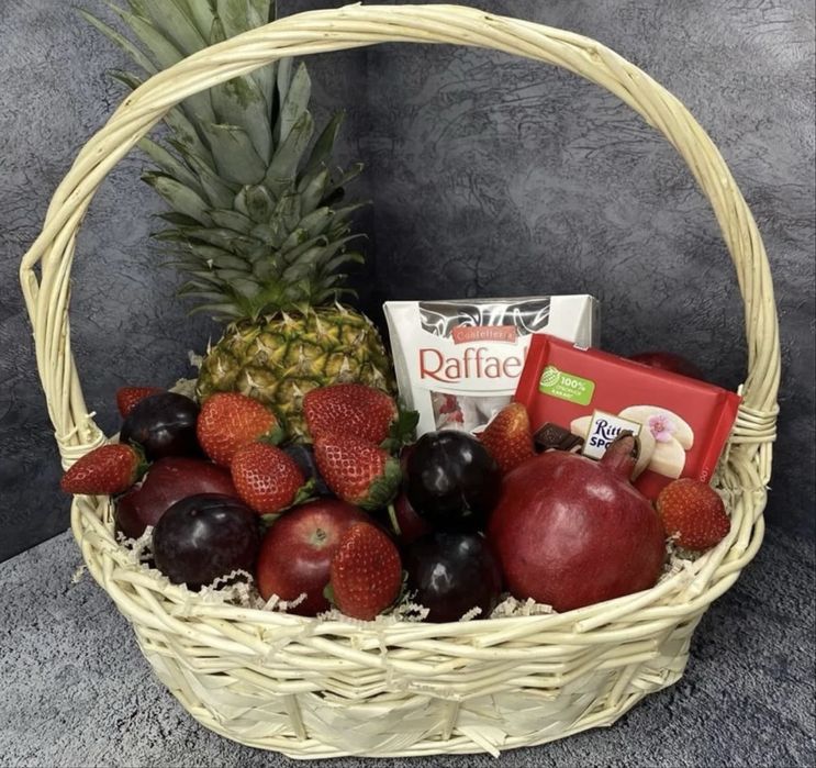 Фрукты и сладости в корзине