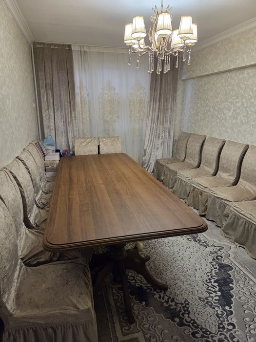 Стол стул сотилади чинор дарахтидан килинган.