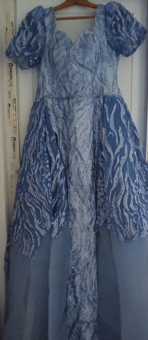 Продава се рокля носена няколко часа