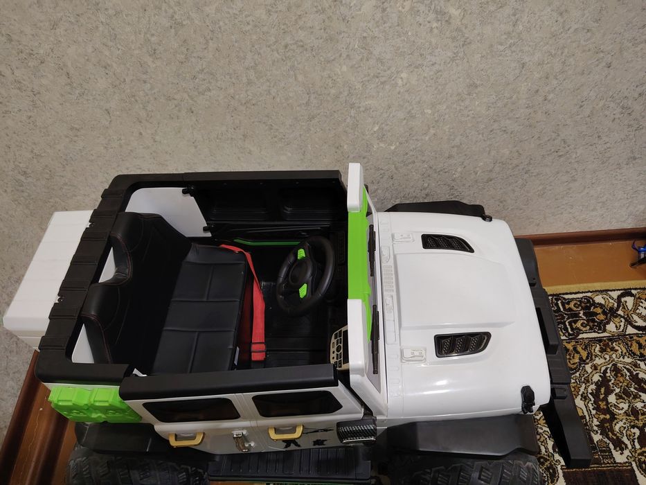 Машина для детей новая