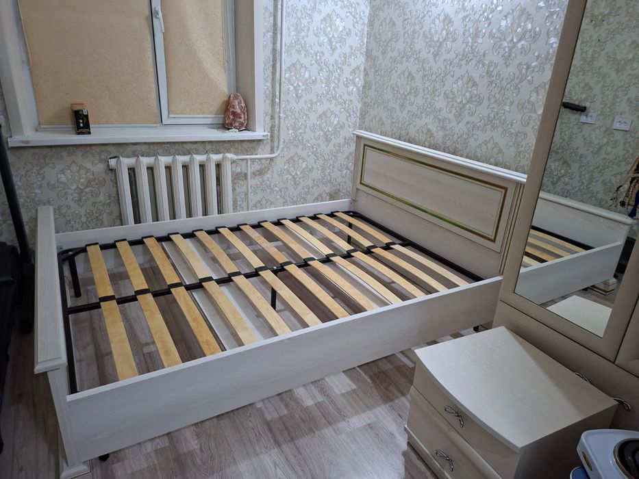 Кровать двухспальная без матраса