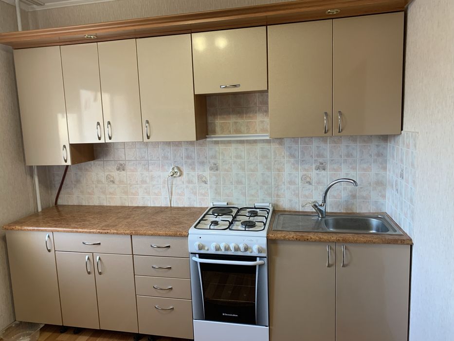 Продам кухонный гарнитур Б/у