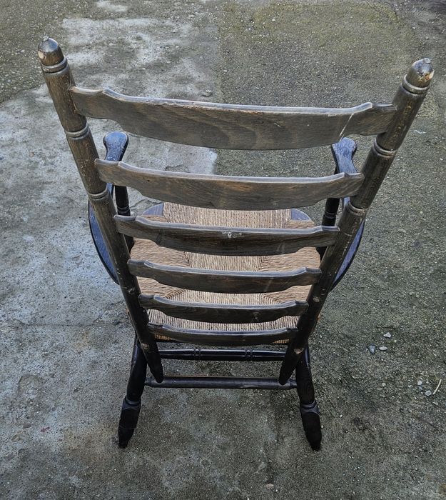 Scaun antic cu spatar tip scara