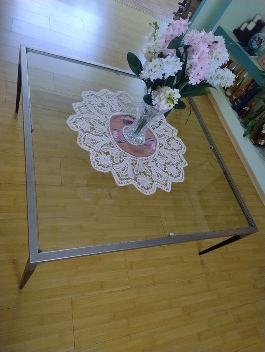 Vând măsută din sticla ,pătrată,pt sufragerie