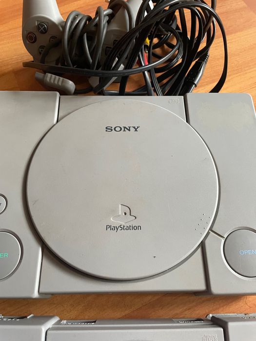 2 buc PlayStation 1 PS1  unu se vinde ca DEFECT