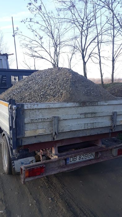 Gunoi de grajd , nisip , pământ