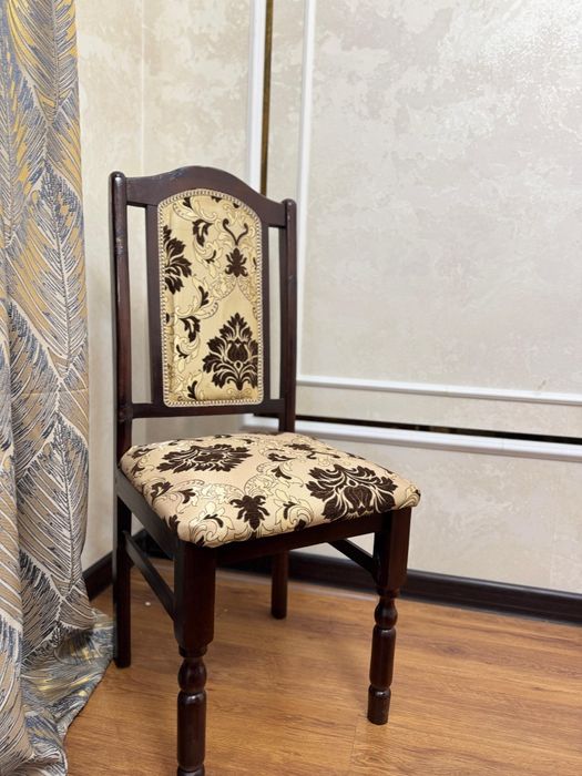 Стол со стульями