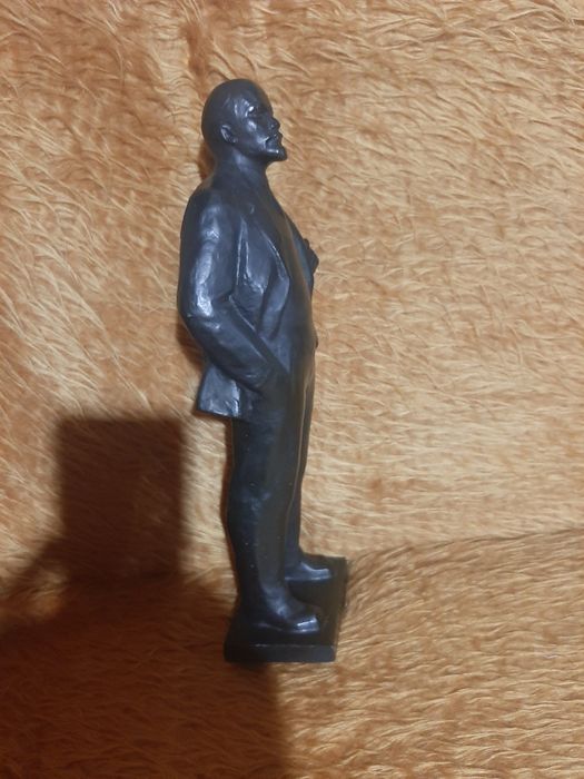 Бронзова статуя на Ленин