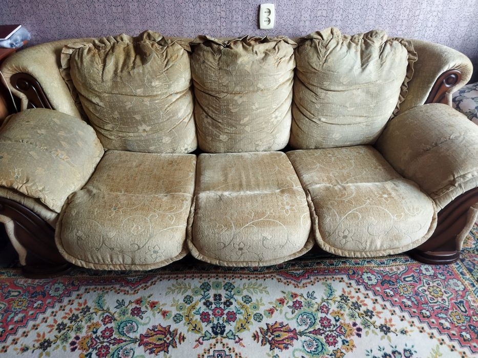Велюровый диван широкий