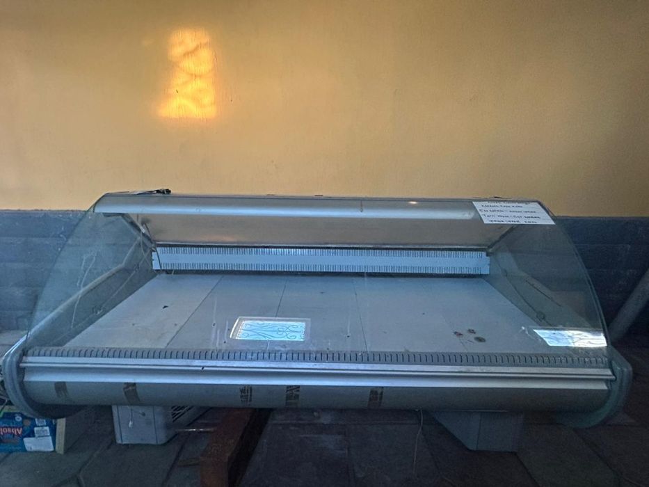 Витрина холодильник магазин