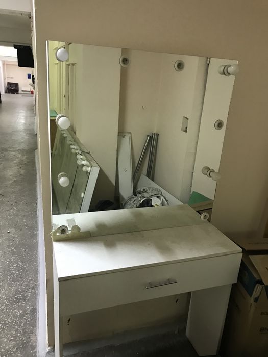 Визажный стол и зеркало