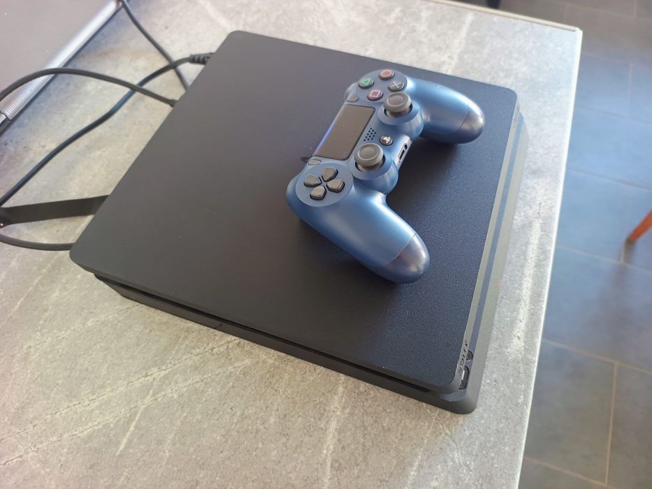 Vând PS4 Slim 1T + Controller