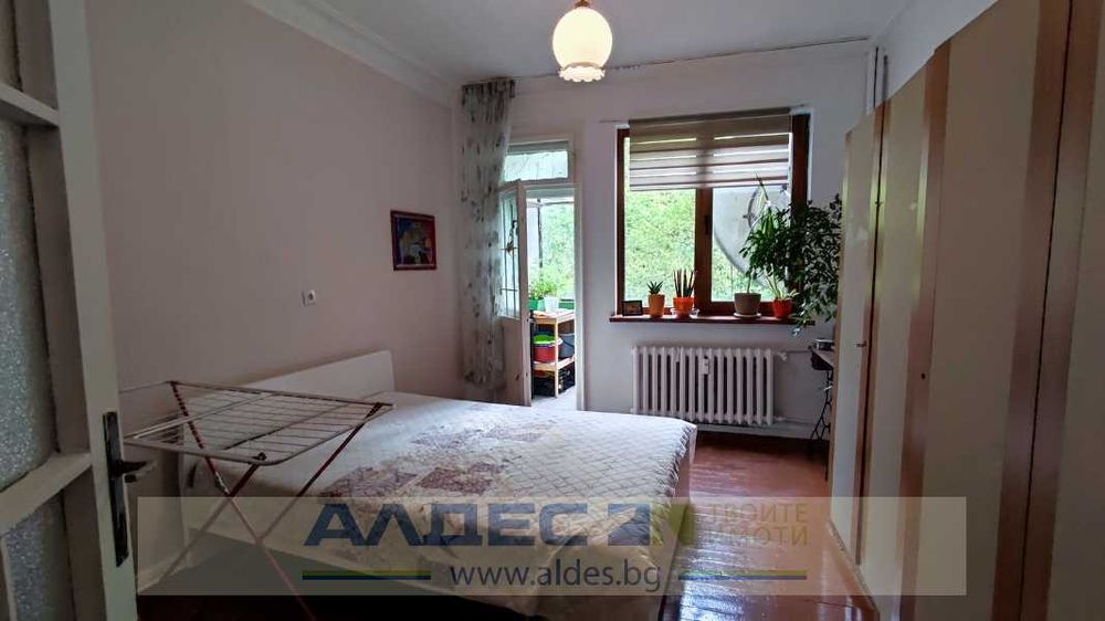 Дава се под наем Тристаен апартамент в София, Център - 103 кв.м за 900 € - Снимка #2