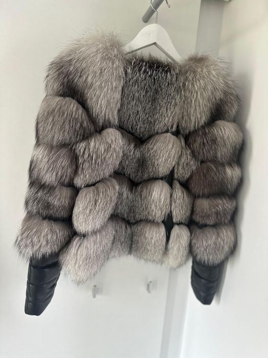 Vand haina de blana de vulpe polara