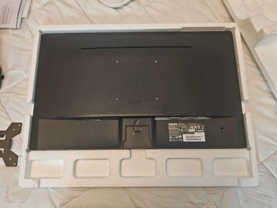 PC HP i7-6700 RX550 SSD 500GB + 2 monitoare Philips 24" IPS Full HD