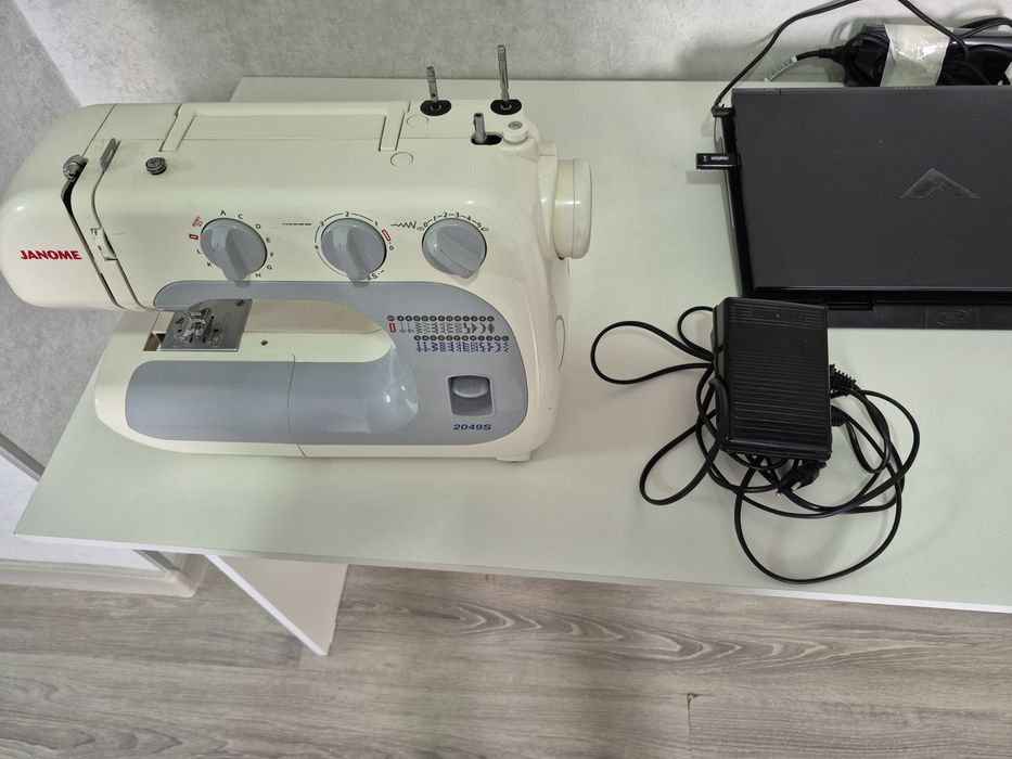 Швейная машина Janome 2049S