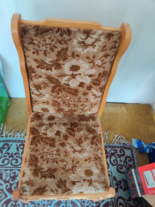 Трапезни столове от масивна дървесина