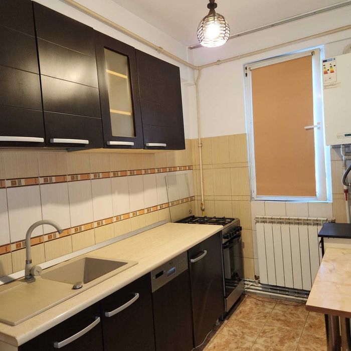 Vând apartament 3 camere, mobilat, vizavi de Hotel Select, 60 mp, aer condiţionat, maşină spălat vase, rufe, 2 debarale