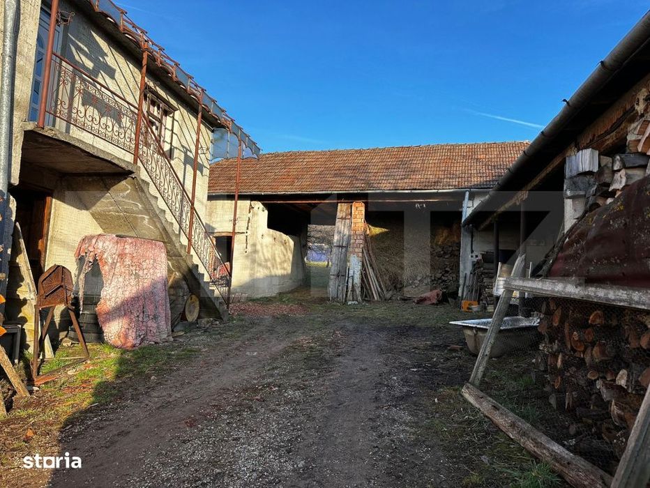 Casa cu 4 camere,baie, bucatarie,anexe.pivnita teren 2500 mp