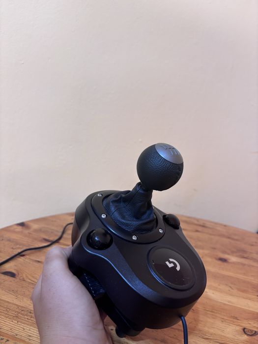 Vând volan loghitech G29