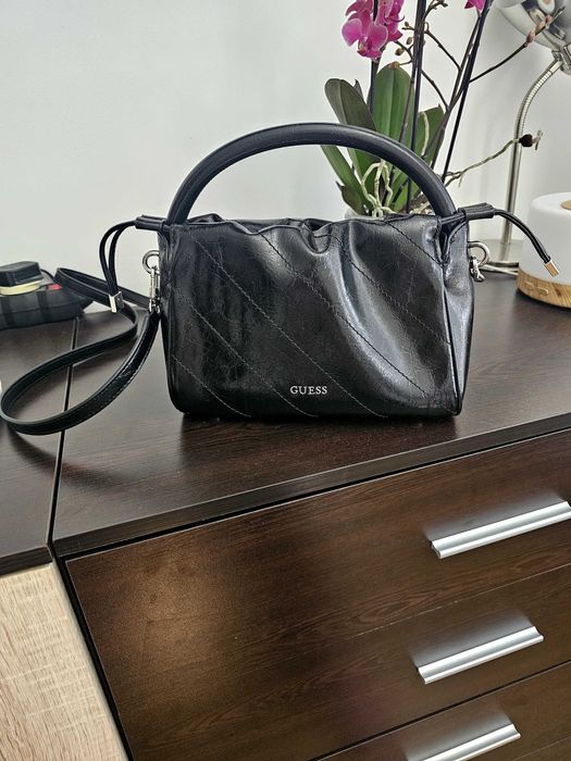 Дамска черна чанта Guess