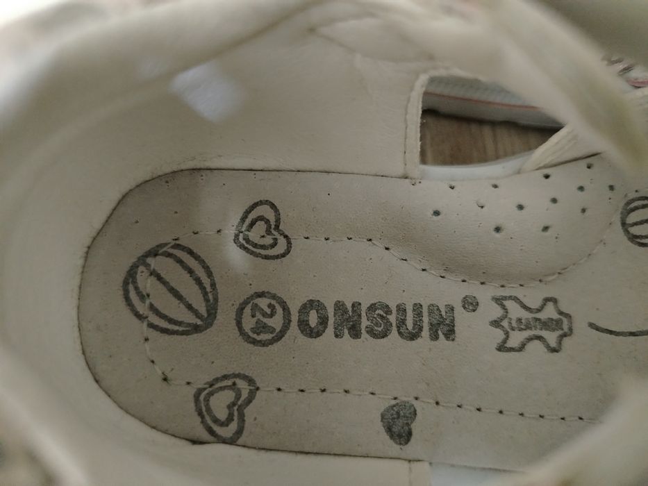 Продам сандалики для девочки