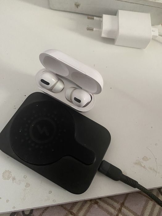 Продам airpods pro с коробкой и беспроводную зарядку