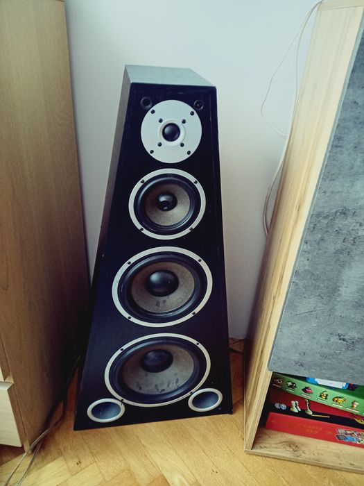 YAMAHA AX-496  с две подовостоящи тонколони