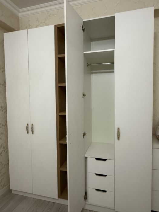 Распашной белый шкаф