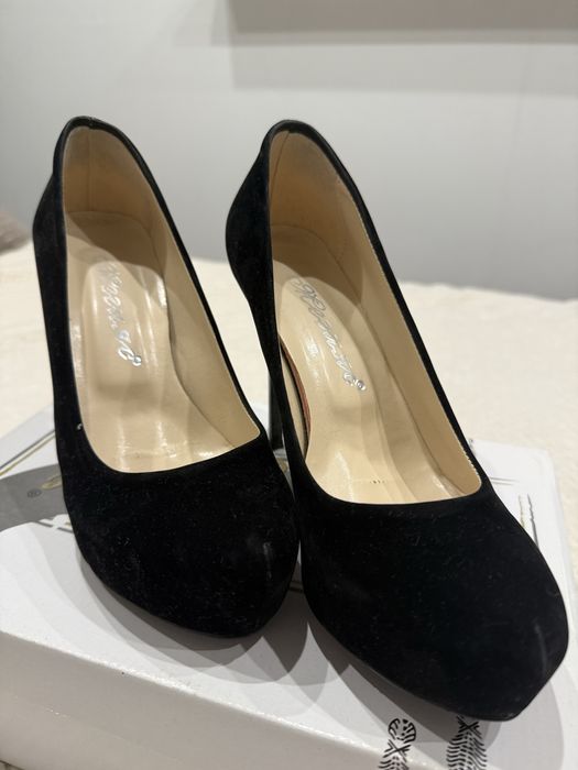 Черни високи токчета с платформа- велур, 36 номер