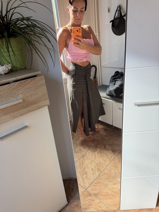 Fusta crapata pe un picior Zara