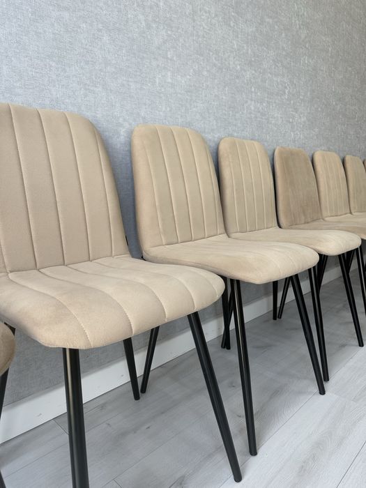 Большой стол со стульями