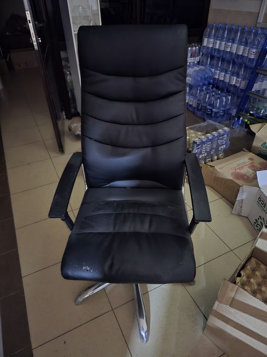 Продам стулья офисные и кресло