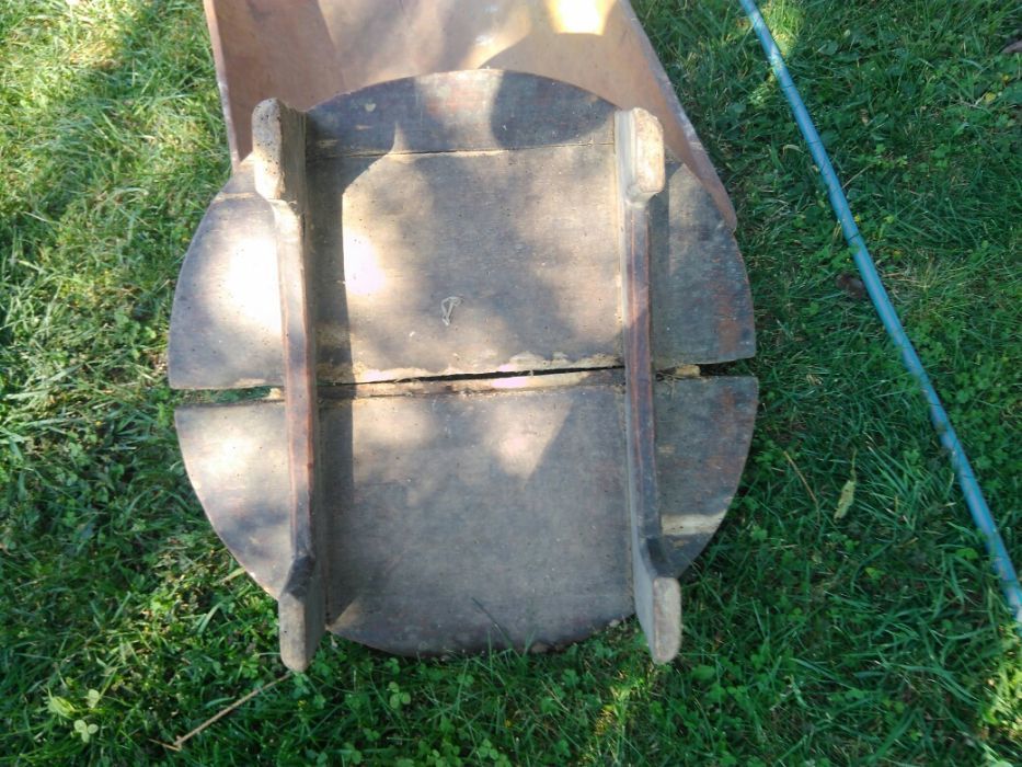 Продавам голяма парлийка с две черни столчета