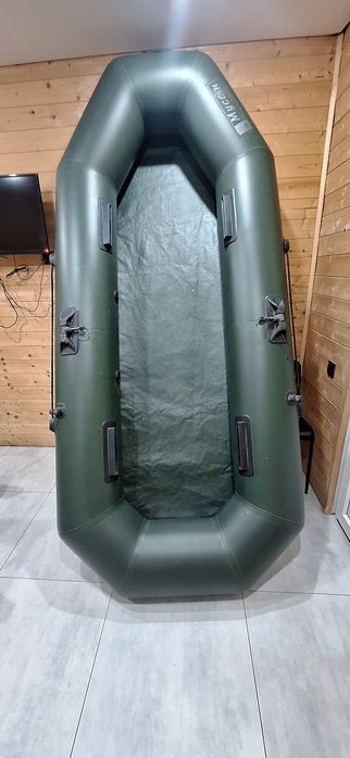 Продаётся лодка.