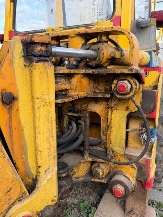 Vând BuldoExcavator Venieri
