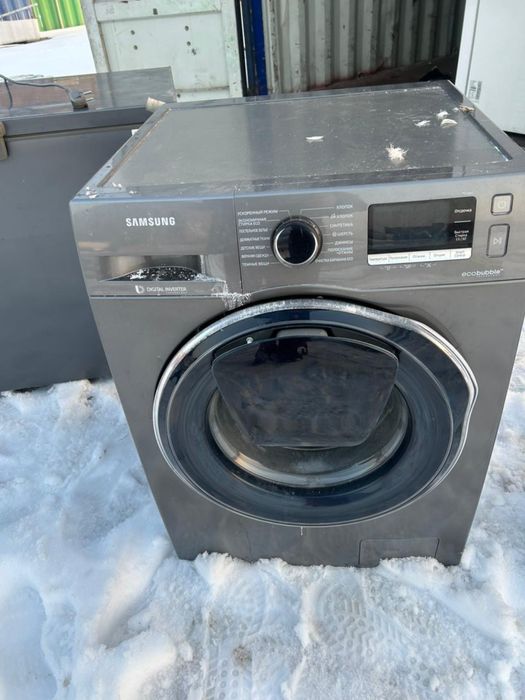 Продаю холодильник, стуля, морозильник, под телевизор, ковры есть