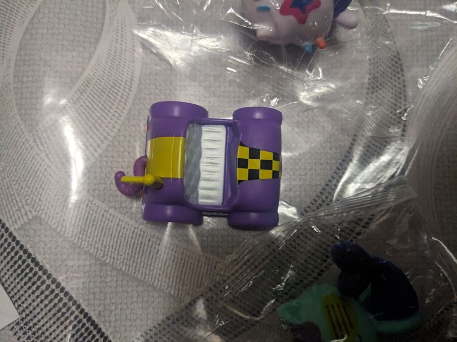 Mini mașinuță și figurine