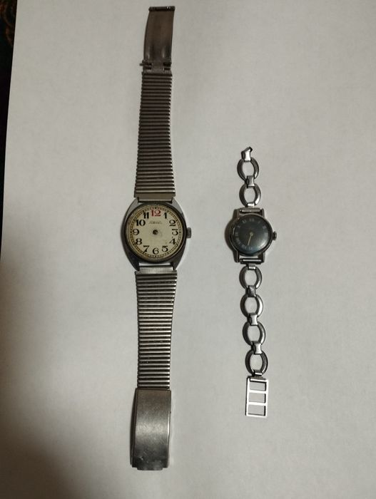 Antikvar soatlar sotiladi.