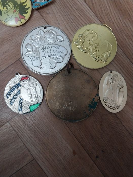 продам значки большие