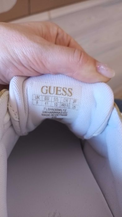 Сникърси Guess нови