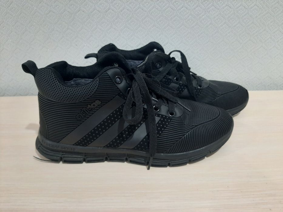 Продам демисезонние кроссовки