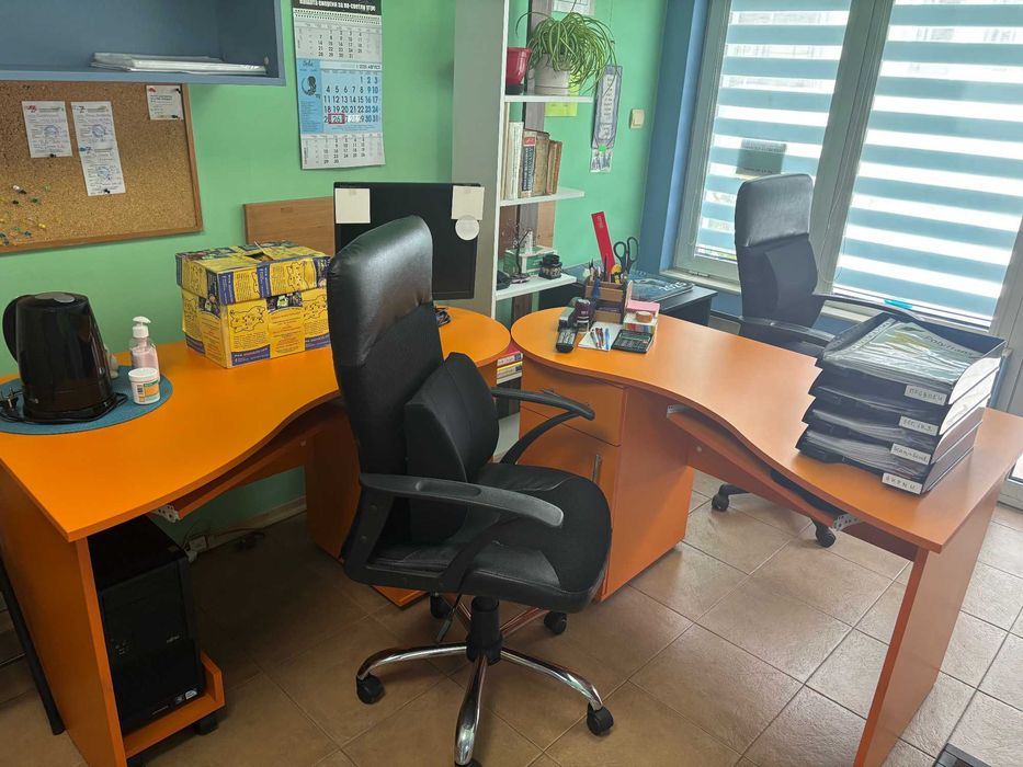 Две отделни и стоящи долепени заедно бюра в атрактивен цвят