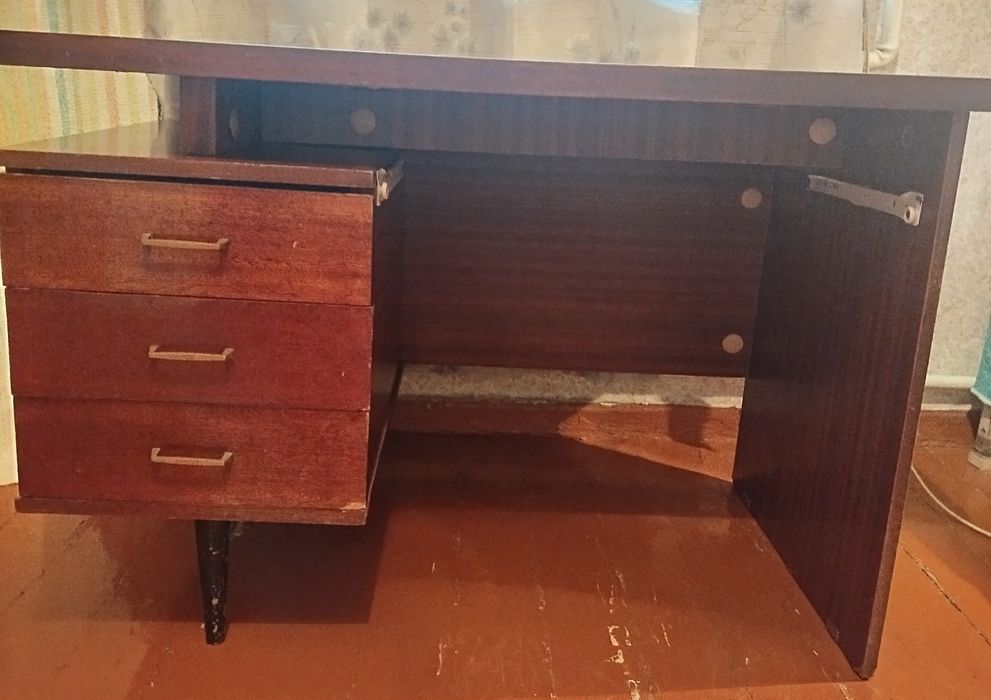 Письменный стол.