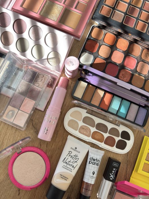 Гримове: Dwtn Paris, Revolution, Essence, Wibo, BellaPierre