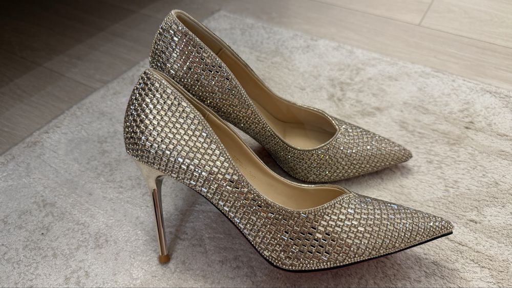 Туфли на каблуке золотые