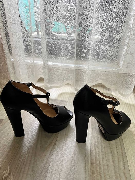 Pantofi eleganți Benaza – platformă și toc înalt, negru clasic